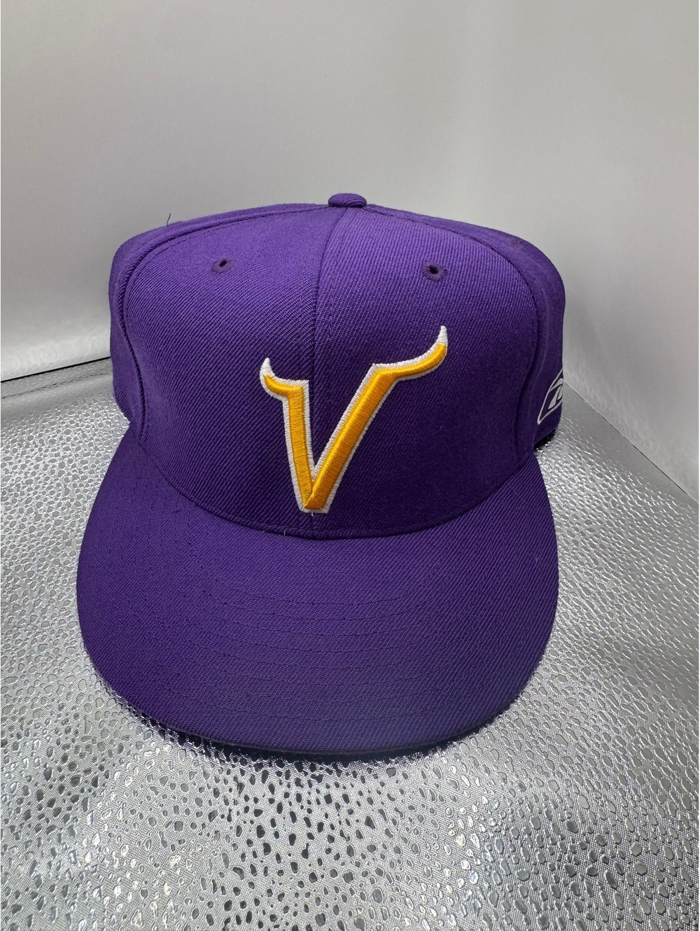 VINTAGE Reebok Minnesota Vikings "V" Logo Fitted Hat